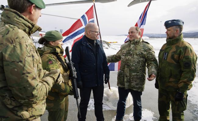 Den britiske forsvarsministeren Ben Wallace og Norges forsvarsminister Odd Roger Enoksen (Sp) besøkte Nato-øvelsen Cold Response i Bardufoss. (Foto: Forsvaret) Ben Wallace og Odd Roger Enoksen CR22.