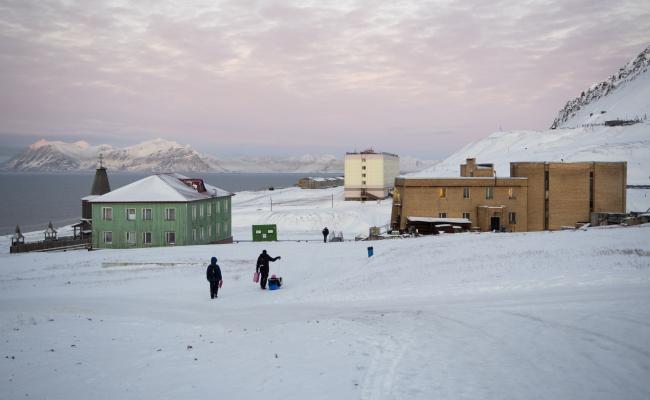 Ifølgje Sysselmannen bur det bur det 120 russarar og 220 ukrainarar i Barentsburg no. (Foto: Line Nagell Ylvisåker) Barentsburg