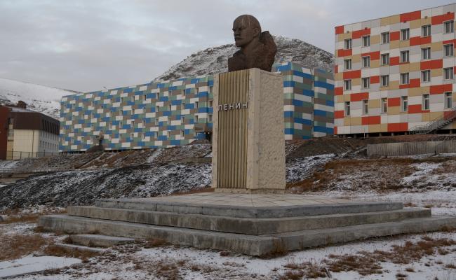 Lenin-statuen i sentrum av Barentsburg. Lenin-statuen i sentrum av Barentsburg.