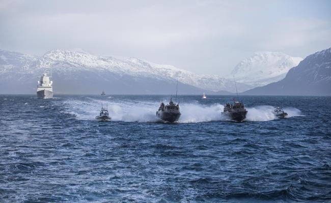 Fregatter, ubåter, korvetter og Kystvakten skal seile mer i nordområdene, skriver regjeringen i stortingsmeldingen om status og tiltak i forsvarssektoren. Bilde fra øvelsen Cold Response 2022. (Foto: Thorbjørn Kjosvold/Forsvaret). Fregatter, ubåter, korvetter og Kystvakten skal seile mer i nordområdene, skriver regjeringen i stortingsmeldingen om status og tiltak i forsvarssektoren. Bilde fra øvelsen Cold Response 2022. (Foto: Thorbjørn Kjosvold/Forsvaret).