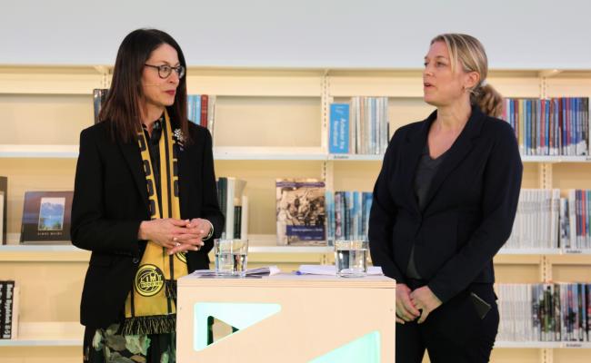 Sharon Hudson-Dean, Chargé d’Affaires, USAs ambassade i Norge og Birgitte E. B. Hygen, avdelingsdirektør Seksjon for nordområdene, polarsaker og ressurser. High North Dialogue 2022.