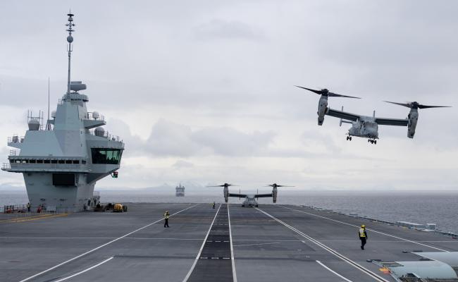U.S. Marines lander to Osprey-fly på Royal Navys HMS Prince of Wales i Norskehavet under øvelsen Cold Response 2022 i mars. (Foto: Lance Cpl. Elias Pimentel/US Navy)