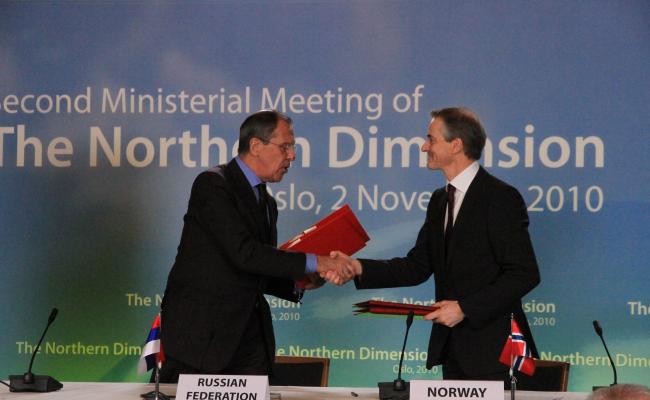 Daværende utenriksminister Jonas Gahr Støre og Russlands utenriksminister Sergej Lavrov undertegnet en avtale om grenseboerbevis i Oslo 2. november 2010. (Foto Kjetil Elsebutangen, UD) Daværende utenriksminister Jonas Gahr Støre (A) og Russlands utenriksminister Sergej Lavrov