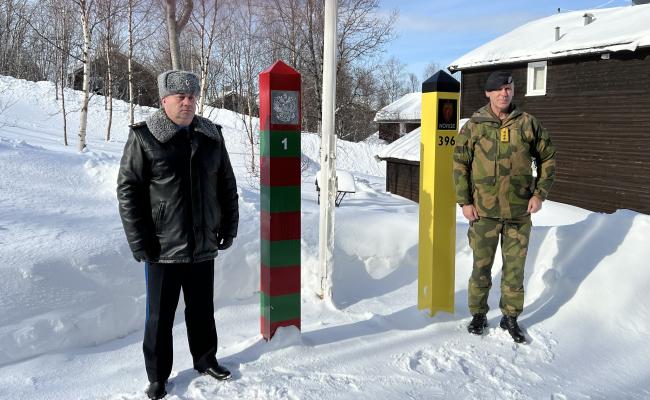 Norsk-russisk koordinering er viktig for å forhindre mulige feiltolkninger og fremme stabilitet i nord, påpeker Forsvaret. Bilde fra det nylige møtet mellom sjefene for henholdsvis FSBs Grensedirektorat i Russlands vestlige arktiske område og Forsvarets operative hovedkvarter, Stanislav Maslov og Yngve Odlo, i Boris Gleb. (Foto: Runar S. Røssevold/Forsvaret). Norsk-russisk koordinering er viktig for å forhindre mulige feiltolkninger og fremme stabilitet i nord, påpeker Forsvaret. Bilde fra det nylige møtet mellom sjefene for henholdsvis FSBs Grensedirektorat i Russlands vestlige arktiske område og Forsvarets operative hovedkvarter, Stanislav Maslov og Yngve Odlo, i Boris Gleb. (Foto: Runar S. Røssevold/Forsvaret).