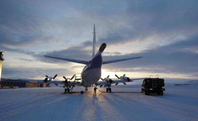 P-3 fra NASA på Thule Air Base Et P-3 fly fra NASA en tidlig morgen i mars på Thulebasen i Grønland. (Foto: NASA/Goddard/Christy Hansen)