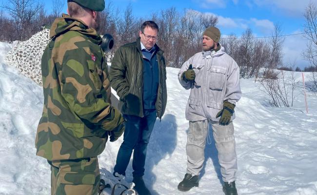 Bjørn Arild Gram (Sp) sitt første besøk som forsvarsminister gikk til Garnisonen i Sør-Varanger 27. april. (Foto: Forsvaret)