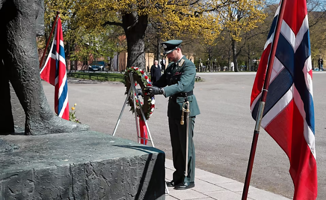 Kronprins Haakon legger ned en krans på Nasjonalmonumentet på Akershus festning på frigjørings- og veterandagen 8. mai 2021