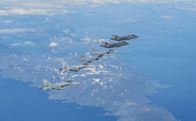 Norske, svenske og finske kampfly, henholdsvis F-35 (øverst), JAS 39 Gripen (midten) og F/A-18 Hornet (nederst), samtrente nylig i norsk luftrom. (Foto: Luftforsvaret)