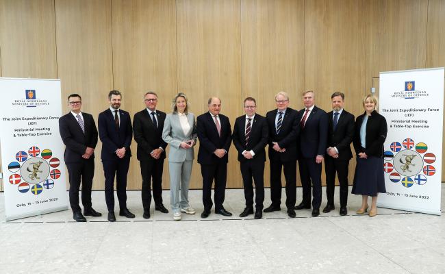 Joint Expeditionary Force-landenes forsvarsministre og andre ledende forsvarsrepresentanter møttes denne uken i Oslo. F.v.: Jānis Garisons (Latvia), Margris Abukevicius (Litauen), Morten Bødskov (Danmark), Kajsa Ollongren (Nederland), Ben Wallace (Storbritannia), Bjørn Arild Gram (Norge), Peter Hultqvist (Sverige), Kaitseminister Kalle Laanet (Estland), Janne Kuusela (Finland) og Bryndis Kjartansdóttir (Island). (Foto: Torbjørn Kjosvold/Forsvaret)
