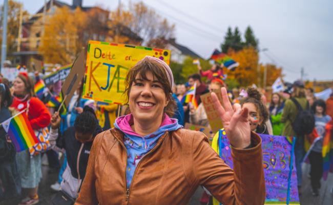Marit Jacobsen, nestleder ved Barentssekretariatet i Kirkenes, på fjorårets Barents Pride i Kirkenes. Denne markeringen på grensa mellom vest og øst arrangeres av FRI Sør-Varanger med støtte fra sekretariatet. (Foto: Ksenia Novikova/Barentssekretariatet) Marit Jacobsen
