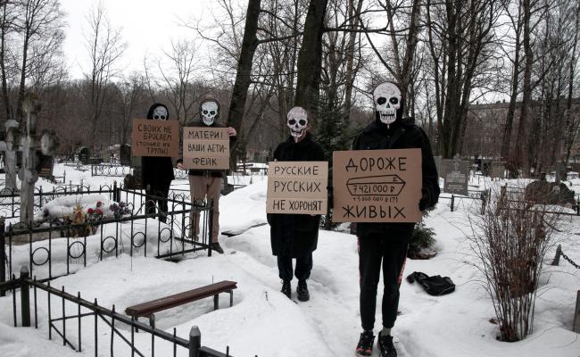 Medlemmer av De dødes parti en russisk kunstnerisk protestgruppe, demonstrerer mot krigen i Ukraina på en kirkegård i St. Petersburg