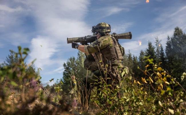 Hundretalls svenske hærsoldater har forflyttet seg til Nord-Sverige og øver nå blant annet på skarpskyting. (Foto: Bezav Mahmod/Försvarsmakten)