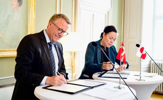 Danmarks forsvarsminister Morten Bødskov (S) og Grønlands naalakkersuisoq (minister) for utenrikssaker, næring og handel, Vivian Motzfeldt (Siumut), er enige om forsvarspolitisk samspill. (Foto: Det danske forsvarsministeriet)