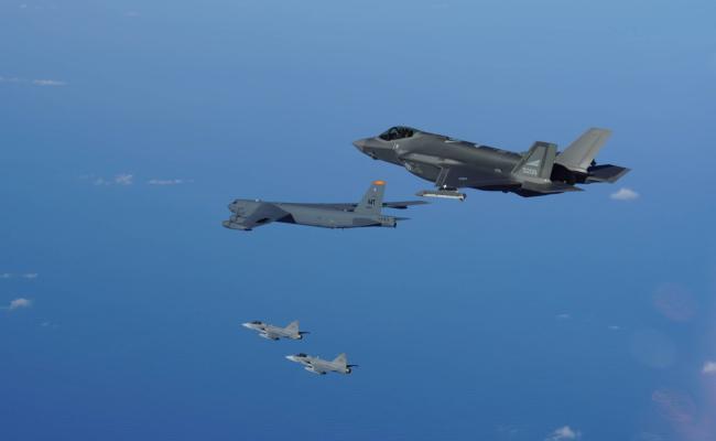 Samvirke mellom JAS Gripen, F-35 og B-52 Samvirke mellom JAS Gripen, F-35 og B-52