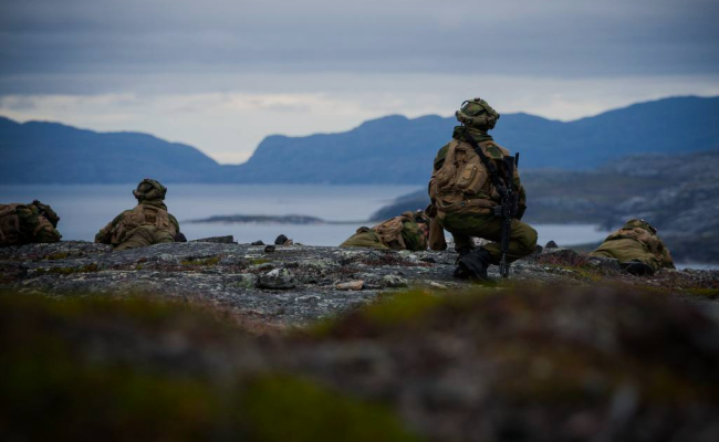Soldater ved Garnisonen i Sør-Varanger, òg kjent som grensevakta, overvåker den norsk-russiske grensen mellom Finnmark fylke og Murmansk oblast. De får nå ny kapasitet i form av et politihelikopter. (Foto: Aleksander Ramsland/Forsvaret)