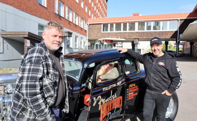 Peter &quot;Ozzi&quot; Uusiealo (to the left)