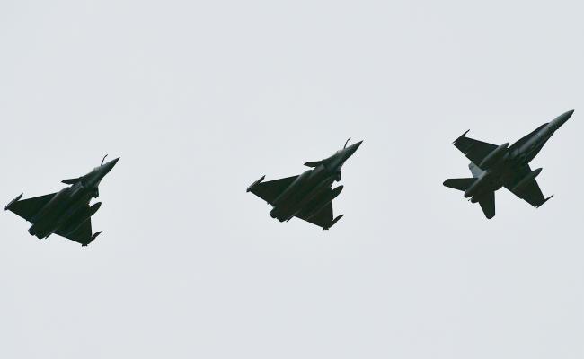 Et finsk F/A-18 Hornet jagerfly og to franske Rafales