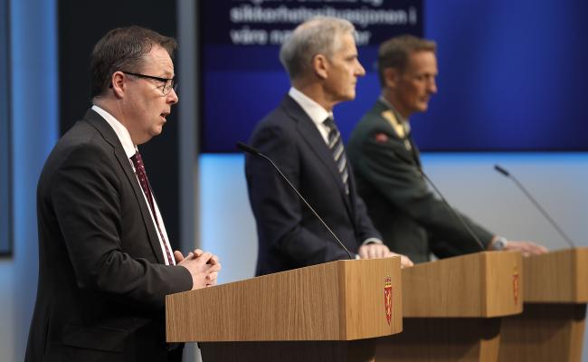 Fra venstre: Forsvarsminister Bjørn Arild Gram, Statsminister Jonas Gahr Støre og Forsvarssjef General Eirik Kristoffersen