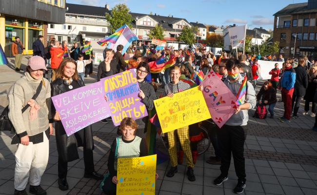 Regjeringen vil opprettholde samarbeidsstrukturer som det norske Barentssekretariatet og prosjekter som det støtter i Barentsregionen. Blant disse er Barents Pride, som ble arrangert i Kirkenes den siste helga i september. Denne gangen kunne endelig russere komme over grensa for å delta på markeringen etter to år med russiske koronarestriksjoner på grensa. (Foto: Ole-Tommy Pedersen/Barentssekretariatet)