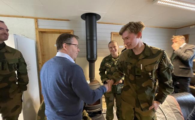 Bjørn Arild Gram besøker Garnisonen i Sør-Varanger