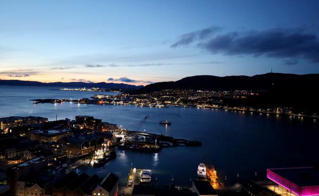 Nok en russisk statsborger har på kort tid blitt arrestert og siktet for straffbar fotovirksomhet på norsk territorium, senest i Hammerfest på mandag. I forrige uke mottok Politiet i Finnmark for øvrig en melding om en mulig droneobservasjon mellom gassanlegget på Melkøya og Hammerfest lufthavn. Politiet har ikke informert mer den konkrete observasjonen, men minner om fem km forbudsområde for droneflygning rundt lufthavnen. (Foto: Astri Edvardsen)