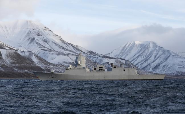 KNM Thor Heyerdahl på Svalbard-tokt i slutten av september. Sjøforsvaret sender hvert år en fregatt dit for å hevde Norges rett til å utøve myndighet over øygruppen etter Svalbard-traktaten. (Foto: Forsvaret)