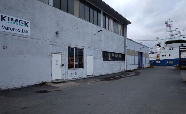 En russisk fisketråler til kai i Kirkenes, Øst-Finnmark, like ved Kimek sitt verftsområde. Russiske fiskefartøy skal framover fortsatt kunne anløpe havner i denne grensebyen, samt i Båtsfjord og i Tromsø. (Foto: Astri Edvardsen) russisk fisketråler