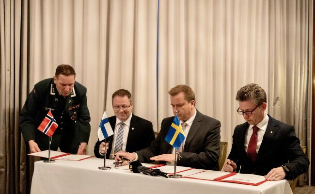 I forbindelse med tirsdagens nordiske forsvarsministermøte i Oslo innenfor formatet NORDEFCO, signerte Norges Bjørn Arild Gram (Sp), Finlands Antti Kaikkonen (C) og Sveriges Pål Jonson (M) en oppdatert intensjonsavtale om forsvarssamarbeid mellom landene. (Foto: Philip Linder/Luftforsvaret)