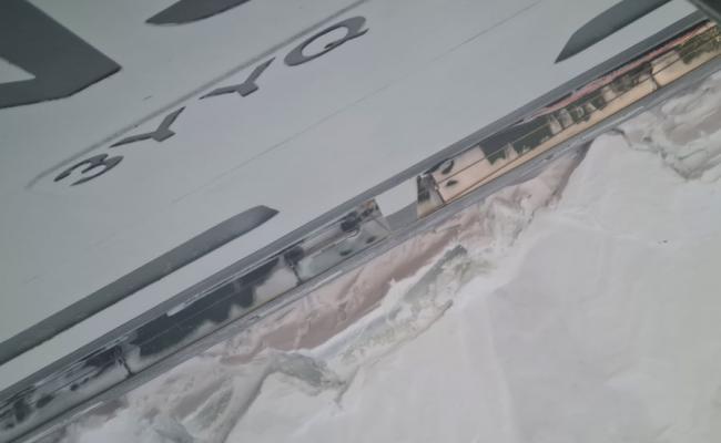 Kronprins Haakon står helt stille i isen