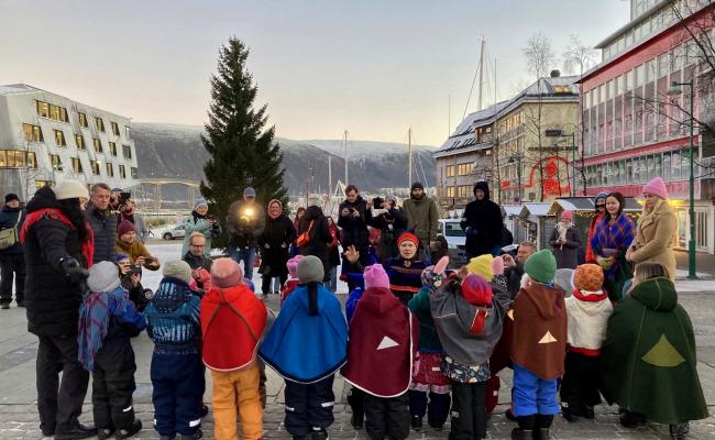 Barn i Samisk barnehage (Guovssahas mánáidgárdi) i Tromsø var med på lanseringen av nyheten om realiseringen av Samisk hus i byen. (Foto: Hege Schanche/Sámediggi)