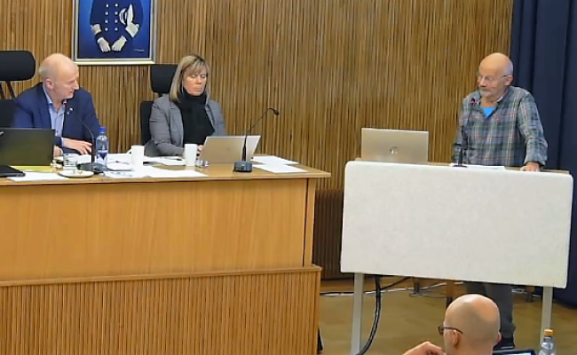 Sortland bystyre diskuterte vennskapsbyavtalen med den russiske byen Montsjegorsk 10. november. (f.v) Tove Mette Bjørkmo (Ap), ordfører Karl-Erling Nordlund (Sp) og Christoffer Ellingsen fra Rødt til høyre. (Skjermdump) Sortland bystyre november 2022