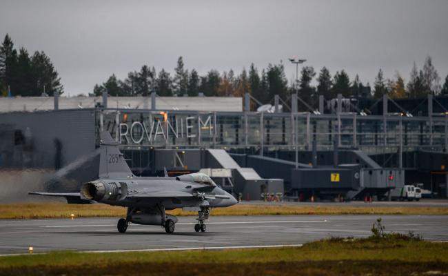 Det svenske kampflyet JAS 39 Gripen fra Norrbottens luftflotilje på Rovaniemi flybase, Nord-Finland, under den finsk-svensk luftforsvarsøvelsen Ruska 22 i oktober. (Foto: Jesper Sundström/Försvarsmakten)