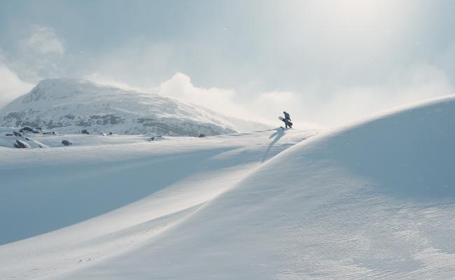 Tromsø internasjonale filmfestival 2023 byr på et stort mangfold av filmer med både dokumentariske og fiktive innganger til livet i Arktis. Blant disse er kortfilmen Tracks fra Nord-Sverige om dragningen mot snøen og uro omkring den arktiske vinterens framtid. (Foto: Tracks/Nordsidan Produktion)