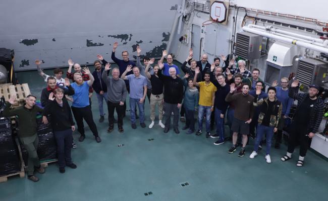 Fra venstre: ROV-team: Bjørn Løfquist (Saga Subsea), Kai Roger Loven (DWS), Andreas Storebø (BSA), Johan Skøld (Saga Subsea), William Skjold (HI), Frode Evensen (BSA). Per Trinhammer (GEUS), Lars Rasmussen (GEUS), Thomas Funck (GEUS), Frode Leirvik (SINTEF), Alexander Minakov (UiO), Sondre Pedersen (Akvaplan-niva), Stijn De Schepper (NORCE), Jan Sverre Laberg (UiT), Sabine Cochrane (Akvaplan-niva), Jon Hestetun (NORCE), Thor-Arne Pettersen (SINTEF), Nabil Panchi (NTNU), Truls Holm (UiT), Franck Andersen (UiB), Daniel Albert (SINTEF), Paul Rübsamen-von Döhren (NTNU), Bent Ole Ruud (UiB), Evgenii Salganik (NTNU), Tom Arne Rydningen (UiT), Juan Camilo Meza Cala (UiO), Orlando Martinez Bautista (UiT), Vegard Hornnes (NTNU), Max Weber (UiT). group GoNorth