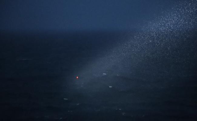 Bildeserie: Det er helt utrolig hva man klarer å finne med GPS-koordinater og et søkelys. Bøya som vises på bildet er festet til landeren for å gjøre den enklere å finne og å heise opp igjen. (Alle foto: GoNorth) lys GoNorth