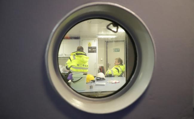 Bildeserie: Stijn De Schepper og Jon Hestetun venter på multicoreren. Selve prøvetakingen tar ikke så veldig lang tid, men å vinsje multicorer-riggen helt ned til havbunnen og opp igjen tar en del tid. (Alle foto: GoNorth) venting GoNorth