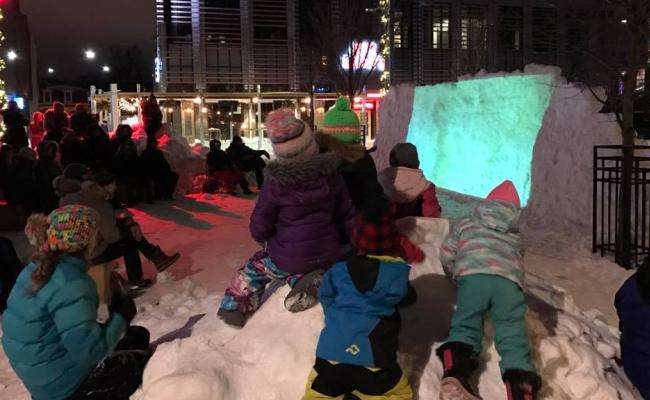 Snart arrangerer Asinabka for sjuende vinter på rad (utenom pandemien) gratis filmfestivitas med urfolksperspektiver i Ottawa sentrum. Publikum må kle seg godt, men vil også kunne få opp temperaturen ved ildsteder og med varme drikker. (Foto: Asinabka film- og mediefestival)