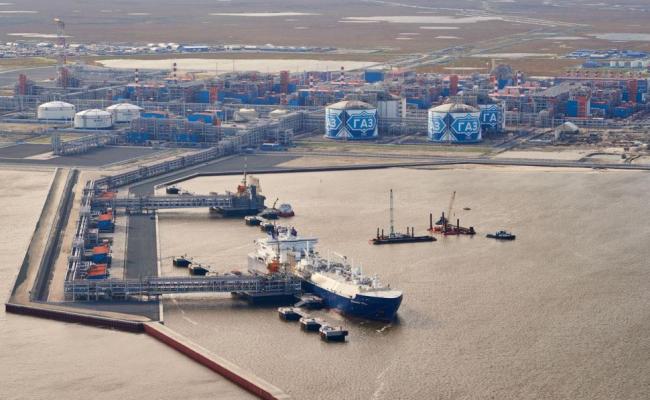 Yamal LNG with Arc7 LNG carrier in the foreground. (Source: Novatek) Yamal LNG