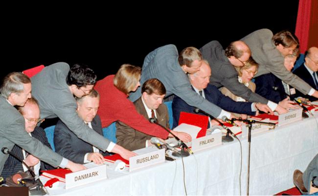 11. januar 1993: Representanter for Russland, Norge, Finland, Sverige, Danmark, Island og EU-kommisjonen inntar scenen i Kirkenes’ kinosal og signerer Kirkeneserklæringa som formelt etablerer Barentssamarbeidet. (Pressebilde)
