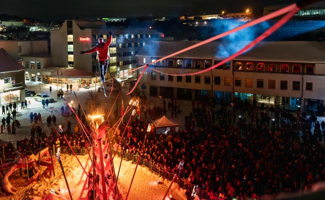 Ildfull og luftig åpning av Barents Spektakel 2023. (Foto: Ivaylo Donchev/Pikene på Broen)