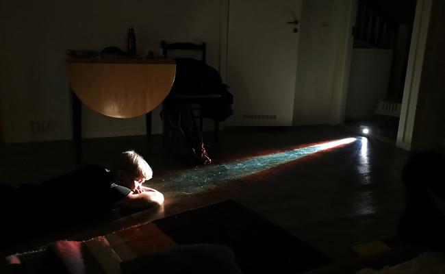 Den russiske eksilkunstneren Prokhor Gusev framfører teaterforestillinga 80 grader i en kjellerstue under Barents Spektakel i Kirkenes. (Foto: Astri Edvardsen)