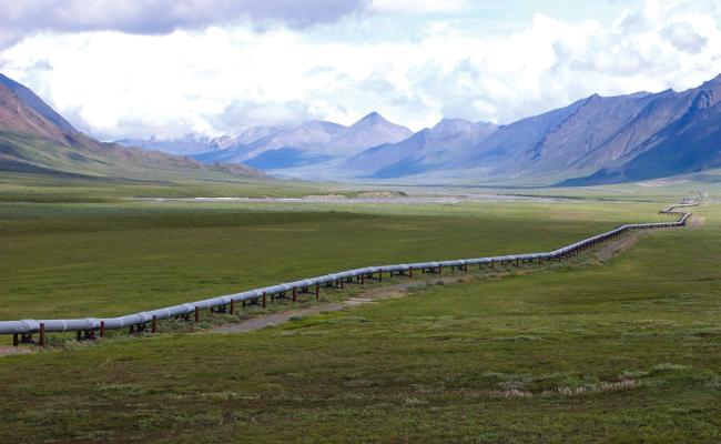 Trans-Alaska oil Pipeline passing through Alaska’s northern Brooks Range. (Source: US Geological Survey) Trans-Alaska oil Pipeline
