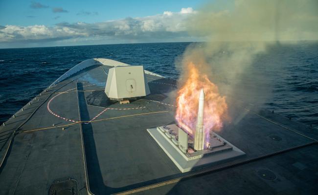 Den norske fregatten KNM Fridtjof Nansen skyter opp et luftvernmissil av typen Evolved Sea Sparrow (ESSM) under Formidable Shield 2021. (Foto: Thomas Stangnes/Sjøforsvaret)