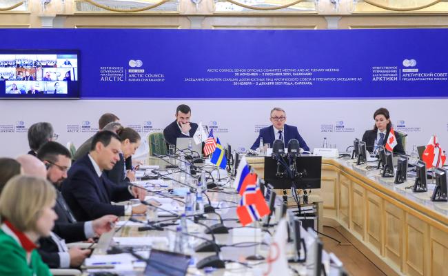 Russlands arktiske ambassadør, Nikolaj Korchunov (i midten), leder det første møtet for arktiske embetsmenn i Arktisk råd under det russiske formannskapet i Salekhard, desember 2021. Torsdag denne uka skal han gi fra samme sted overlevere stafettpinnen på et digitalt møte til Morten Høglund, Norges arktiske ambassadør og embetsmann i Arktisk råd. (Foto: Vjatsjeslav Viktorov, Roscongress)