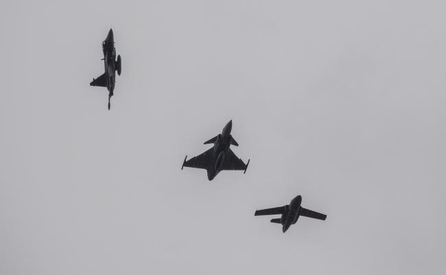 Arctic Challenge Exercise ble sist gjennomført i 2021: Her bryter et amerikansk F-16 jagerfly ut av en flyformasjon med svenske fly ved Luleå-Kallax flybase i Nord-Sverige. (Foto: Ali Stewart/US Air Force)