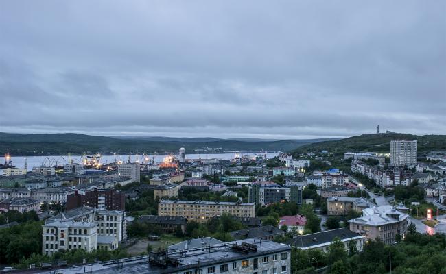 Finlands generalkonsulat sine kontor i Murmansk (bildet) og Petrozavodsk har arbeidet med reisespørsmål, bilaterale forbindelser og fremming av regionalt, grenseoverskridende samarbeid i over tre tiår. Tidligere i år ble de midlertidig stengt av det finske utenriksministeriet, og nå går Russland inn for at stenginga blir permanent. (Foto: Hadi Karimi, CC BY 3.0, Wikimedia)