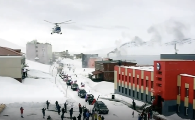 Seiersparade i hovedgata i Barentsburg tirsdag. (Skjermbilde fra TASS/Russlands ministerium for utvikling av den fjerne Østen og Arktis)