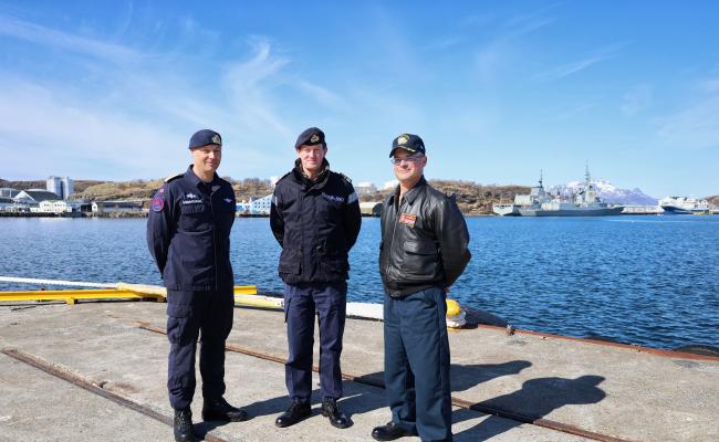 Ved Bodø havn før startskuddet for Formidable Shield 2023: Sjef for den norske marinen, flaggkommandør Trond Gimmingsrud (f.v.); nestkommanderende i STRIKFORNATO, kontreadmiral James Morley – samt sjef for Task Force 64 i USAs sjette flåte, flaggkommandør Jonathan D. Lipps. (Foto: Astri Edvardsen)