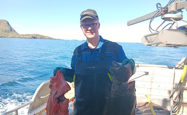 Fisker Ole-Martin Hansen med blåkveitefangsten. (Foto: Privat) Fisker Ole-Martin Hansen med blåkveitefangsten