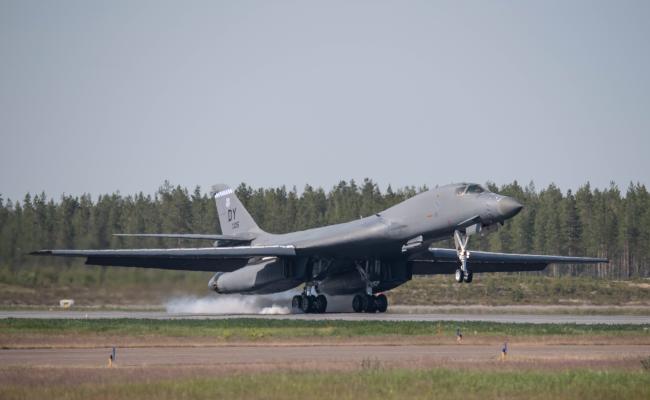 To amerikanske B-1B Lancer bombefly landet mandag på Norrbottens luftving F 21 ved Luleå. Dette skal være første gangen denne flytypen lander i Sverige i moderne tid. (Foto: Jesper Sundström/Försvarsmakten). B-1B Lancer bombefly